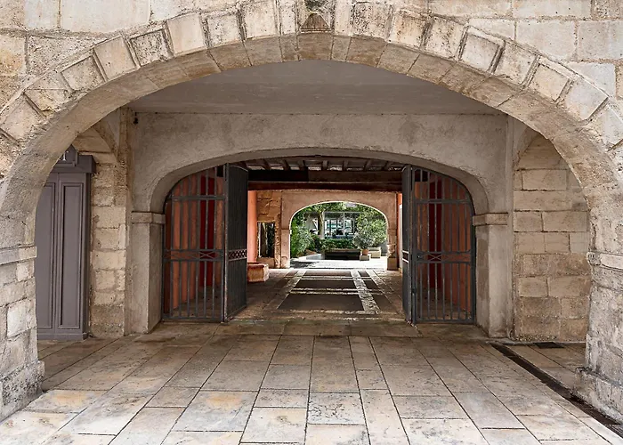 Maison Des Ambassadeurs, A Small Luxury Hotels